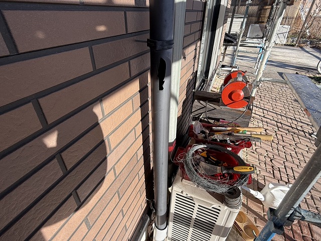 劣化して割れていた雨樋交換メンテナンスの施工前状況