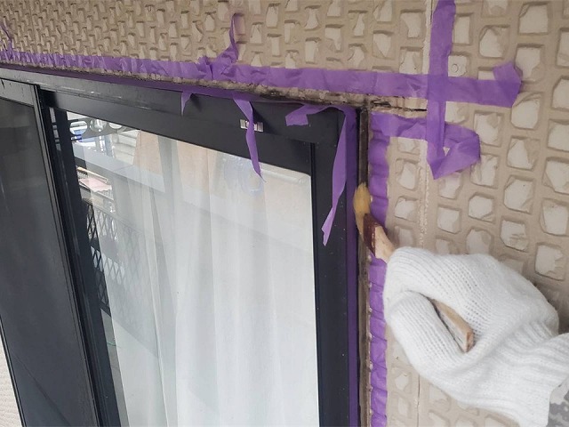 コーキング打ち替え補修のプライマー塗布