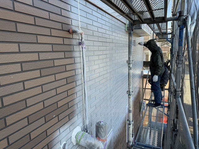 サイディング外壁塗装工事のローラーを使った下塗りの様子
