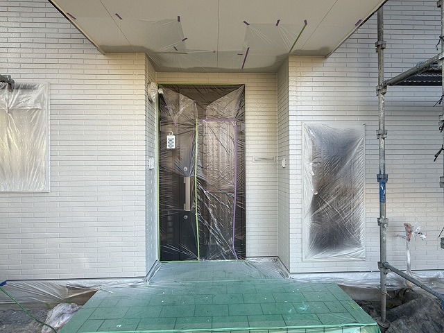 外壁塗装工事の「超低汚染リファイン1000MF-IR」を用いた中塗りが完了