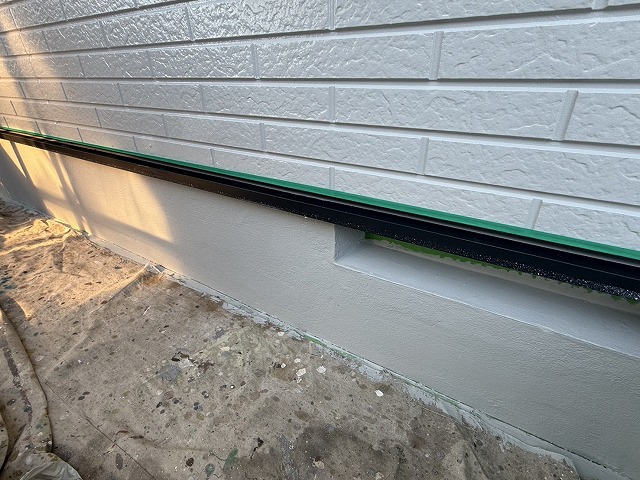 住宅外壁塗装工事の庇板金への塗り替えが完了