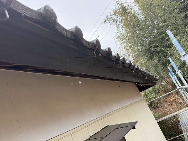 平屋住宅の雨樋交換工事で新規雨樋の受け金具を取り付け