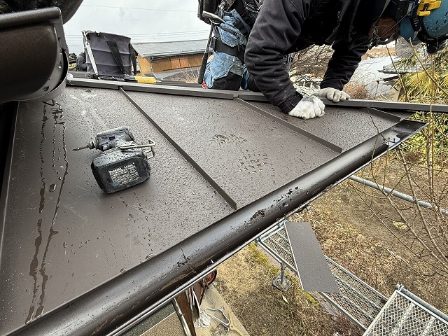 平屋住宅一部屋根葺き替え工事の棟板金取り付け状況
