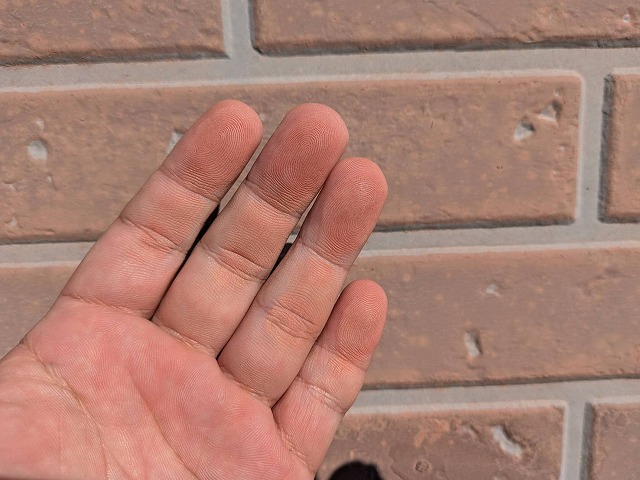 外壁仕上げのサイディングにチョーキングを確認した現場調査