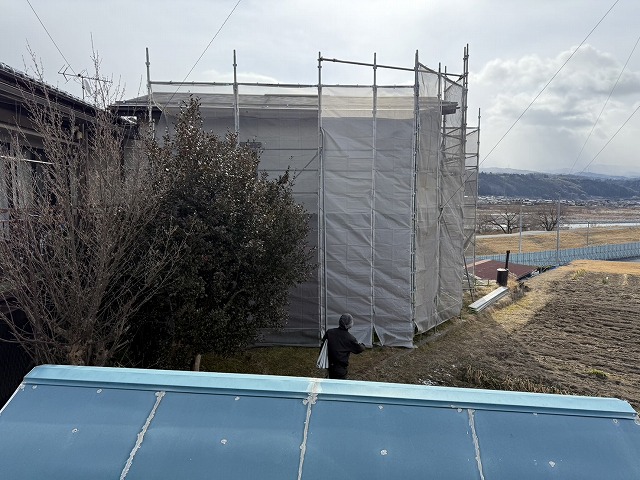 外壁塗装工事を行うための足場の周囲にメッシュシートを張り終えた状況