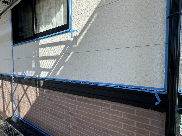 外壁塗装工事で行ったコーキング打ち替えのマスキングテープ養生