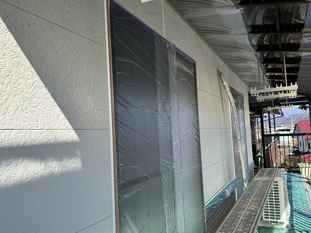 外壁塗装工事を行うためのサッシや軒天へのマスカー養生