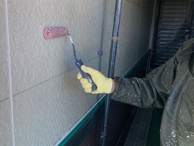 外壁塗装工事のプレーンサイディングへの「エポパワーシーラー」を用いた下塗り