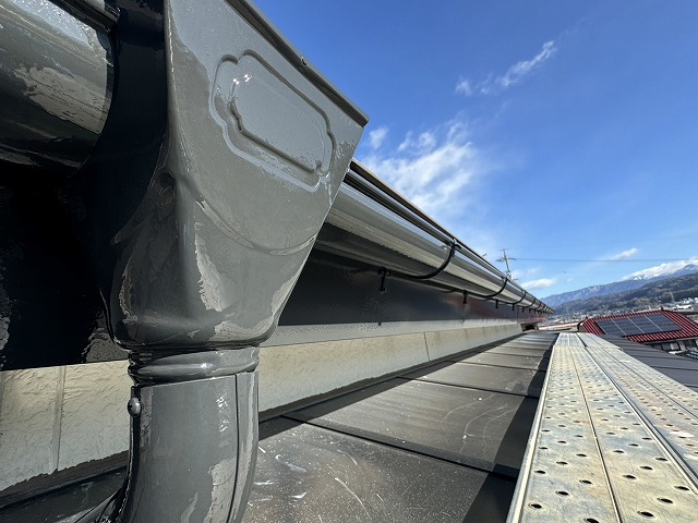 外壁塗装と並行して行った軒樋への塗装の様子