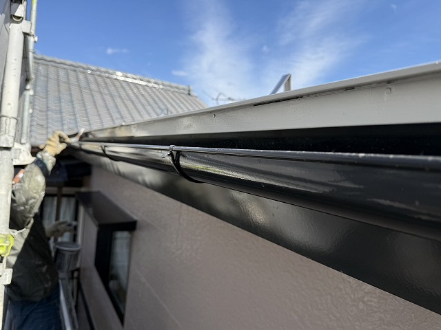 金属屋根塗装工事の軒先水切りへの下塗り