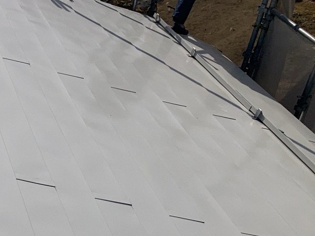 金属屋根塗装工事で取り外していた雪止めアングルを再設置