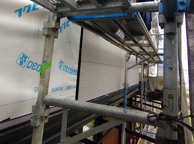 ベランダ部のカバー材を立ち上がりに施工