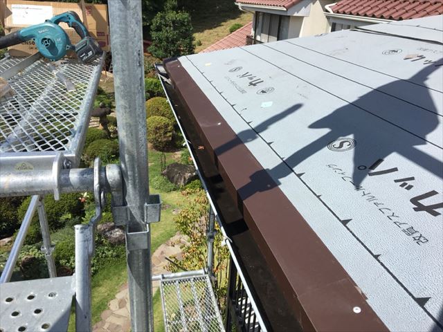 鼻先のガルバニウム鋼板施工中してます