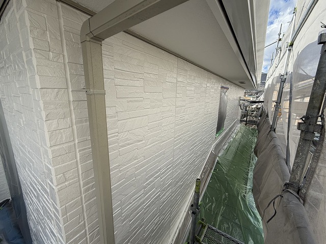 サイディング外壁塗装工事の無機成分配合フッ素系上塗材による上塗りが完了