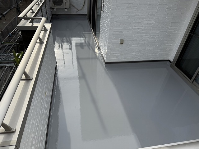 ベランダウレタン塗膜防水工事のトップコート塗りが完了