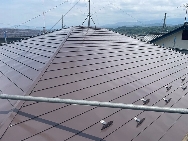 屋根用遮熱フッ素塗料を用いた金属屋根塗装工事が完成