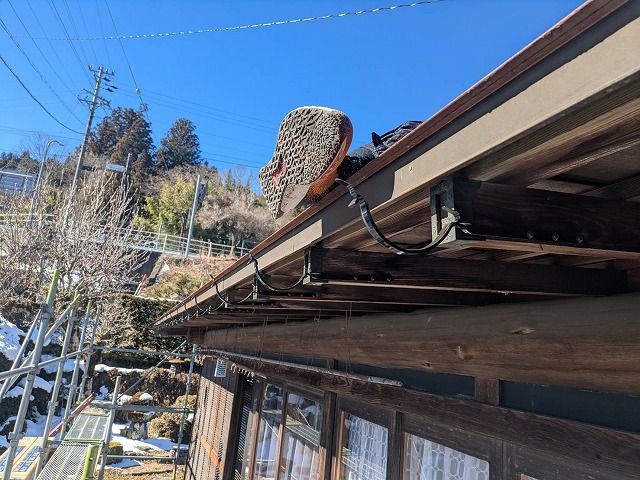 雨樋交換工事の受け金物取り付け工程の完了状況