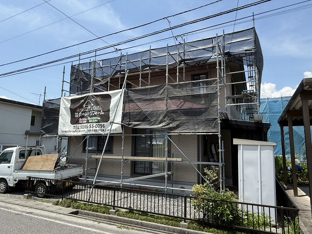 屋根カバー工事の足場設置完了状況