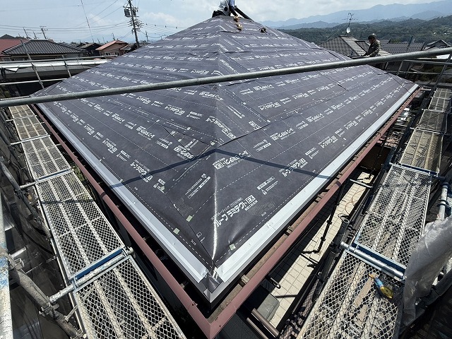 カバー工法による改修工事の防水シート敷設工程完了状況