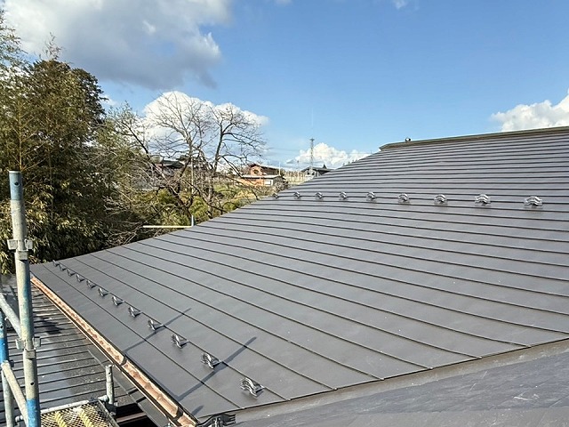 屋根葺き替え工事の棟板金や雨押え板金の設置が完了