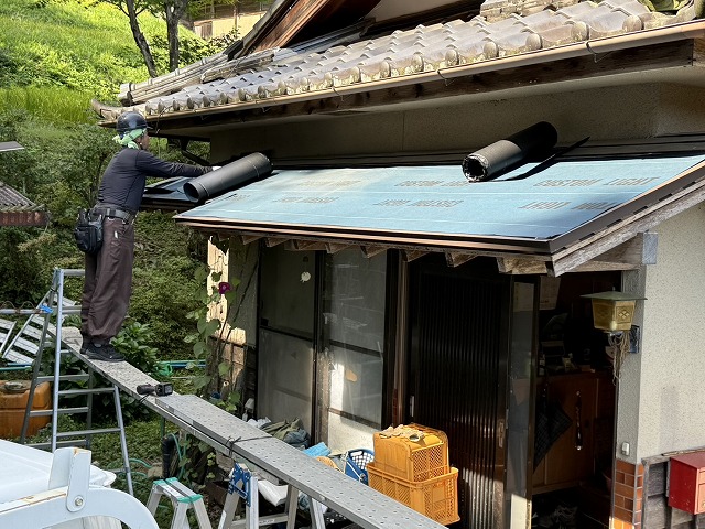 玄関屋根の全体に防水シートを敷設し終えた状況
