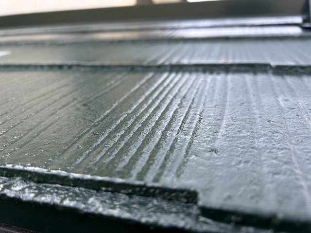 スレート屋根への塗装が完了してツヤが輝いている様子