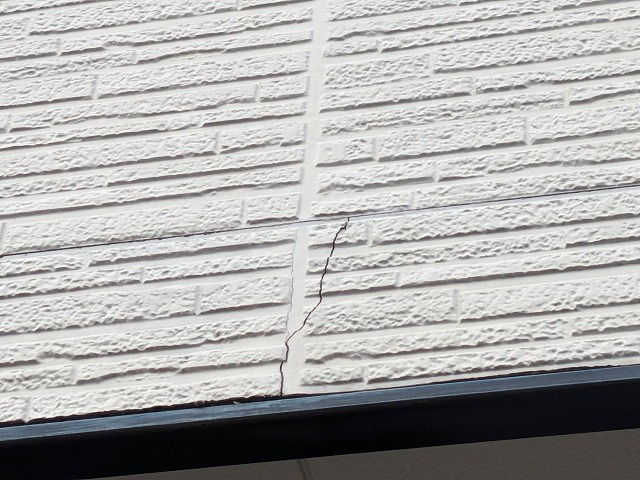 サイディング外壁を固定している釘からひび割れが発生している状況