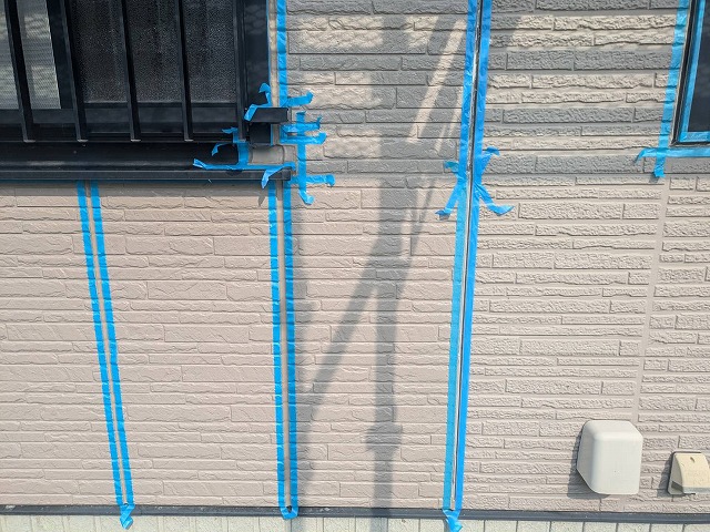 コーキング打ち替え補修で目地の両側にマスキングテープ養生