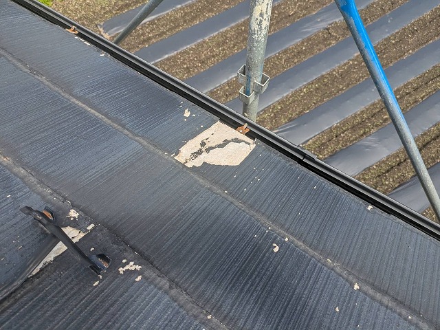 屋根カバー工法リフォームを行うスレート屋根の表層剥がれ