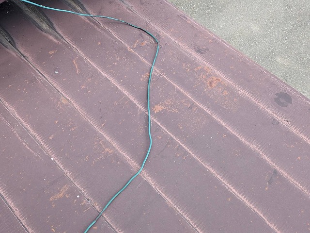 築40年の住宅で金属屋根に塗膜剥がれを確認した現場調査