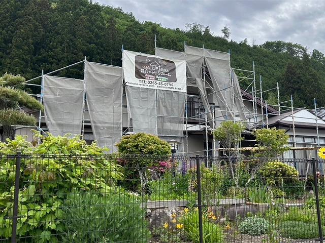 金属屋根塗装工事のための足場組み立て後のメッシュシート張り状況