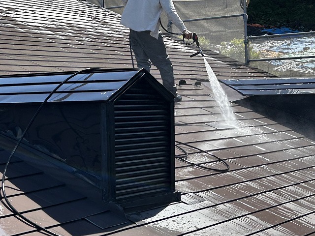 金属屋根塗装工事の高圧洗浄で汚れや劣化した塗膜を除去