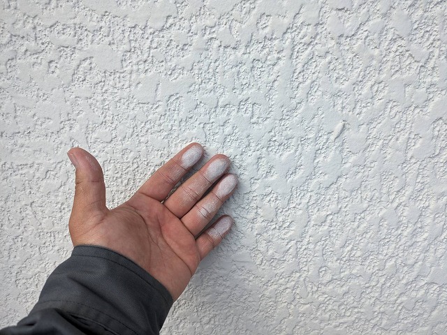 モルタル外壁の塗膜劣化によるチョーキングを確認した現場調査