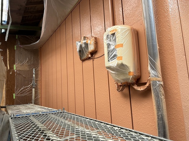 外壁塗装工事の金属サイディングに対する仕上げ用塗料による中塗りが完了