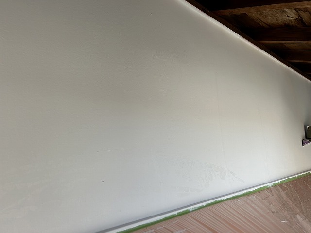 外壁塗装工事の漆喰外壁への中塗り施工