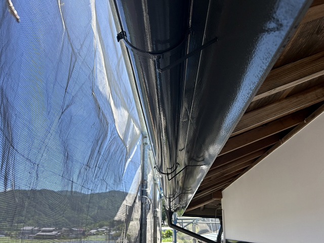 外壁塗装工事で雨樋や鼻隠しへの塗装が完了した状況