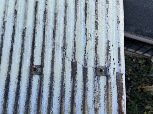 住宅の倉庫の波板屋根に割れを確認
