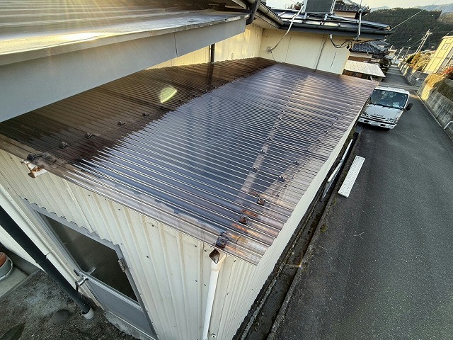 波板屋根張り替え工事で倉庫部分のポリカ波板張り施工が完了