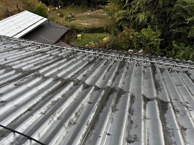 経年劣化にともなう屋根のスレート瓦塗り替え工事の高圧洗浄が完了