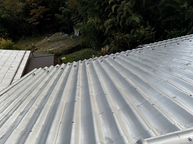 スレート瓦塗装工事のサーモテックシーラーを用いた下塗りが完了