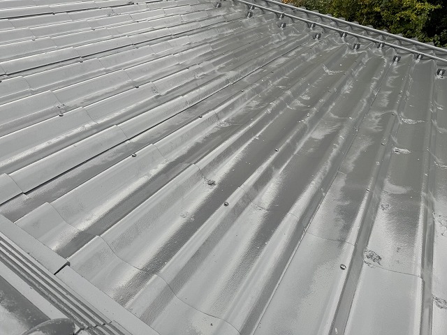 スレート瓦への塗装工事でスーパーシャネツサーモSiを用いた中塗りが完了