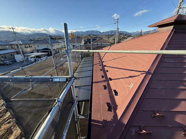 横葺きトタン屋根塗装工事の屋根上の足場組み立て状況