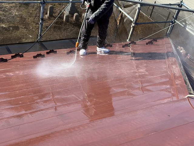 塗膜剥がれがあった横葺きトタン屋根に対する高圧洗浄工程
