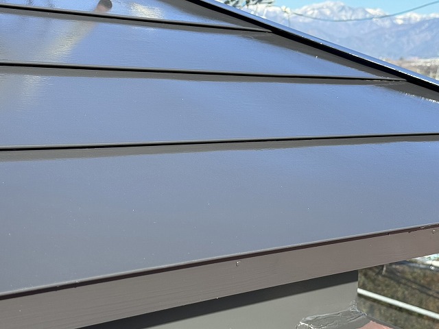 遮熱塗料「シャネツトップワンSi-JY」を用いた横葺きトタン屋根への1回目上塗りが完了