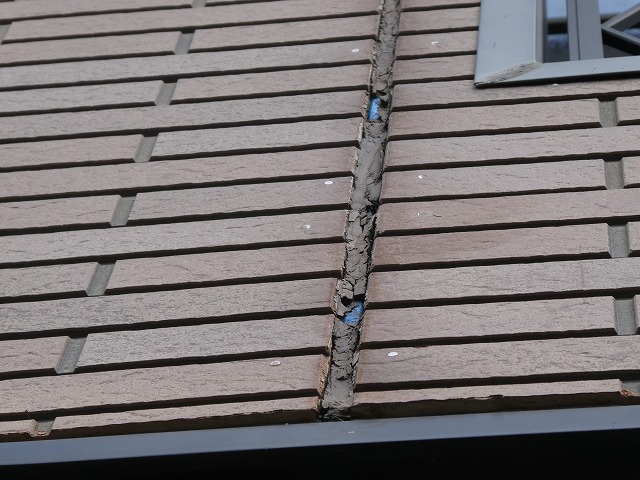 サイディング外壁の目地のコーキングに軟化が生じている様子