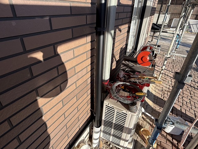 劣化して割れていた雨樋交換メンテナンスの施工完了状況