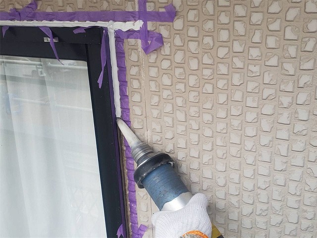 コーキング打ち替え補修の新規コーキング材の充填