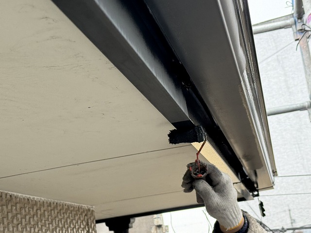 外壁塗り替え工事の鼻隠しおよび雨樋塗装施工状況