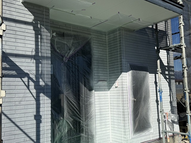 サイディング外壁塗装工事の玄関まわりの下塗り完了状況