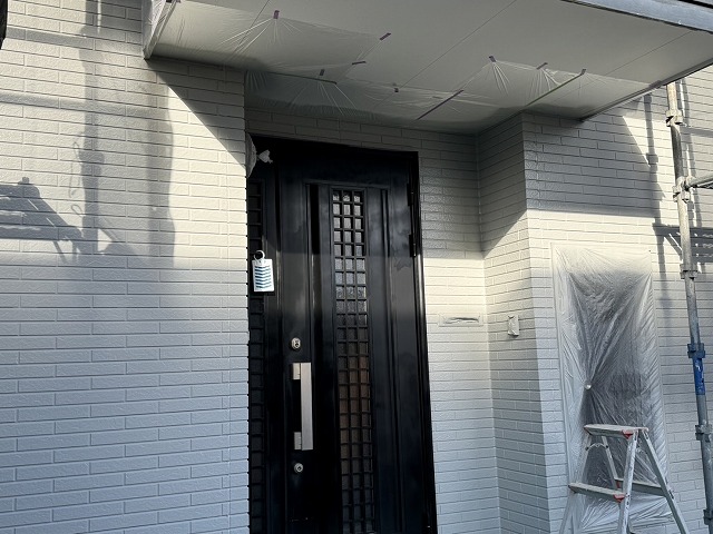 外壁塗装工事の「超低汚染リファイン1000MF-IR」を用いた上塗りの完了